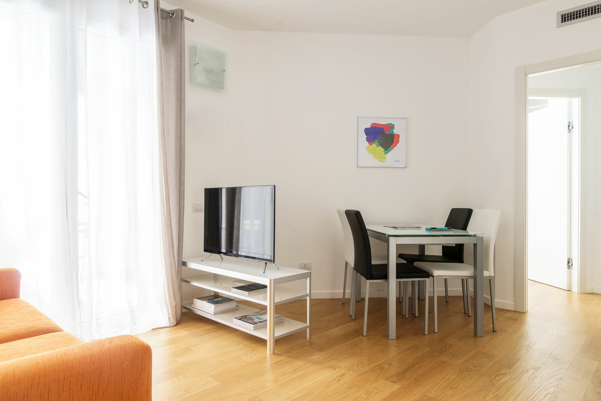 Joivy Sunny 1-Bed Flat With Balcony Apartment Milano Ngoại thất bức ảnh